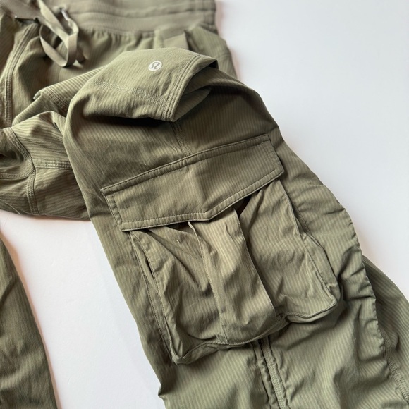 Lululemon Athletica Dance Studio Relaxed-Fit Mid-Rise Cargo Pant Army Green M - Picture 6 of 8